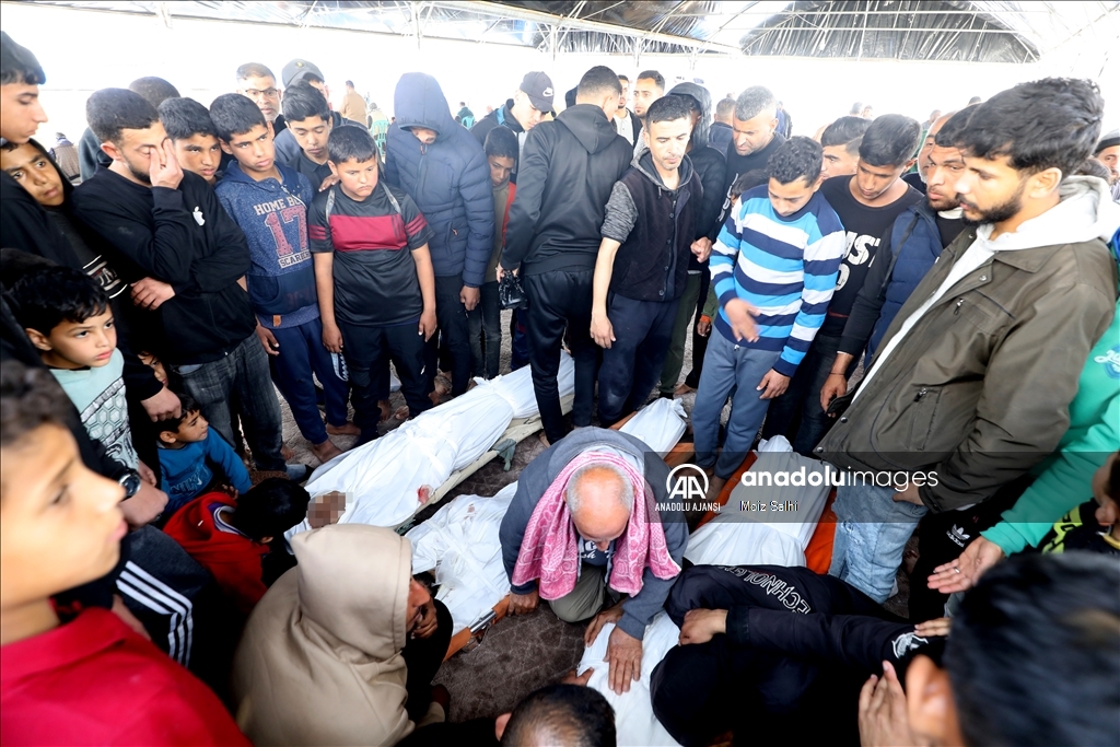 İsrail'in saldırısında hayatını kaybeden 3 Filistinli kardeşin cenaze töreni