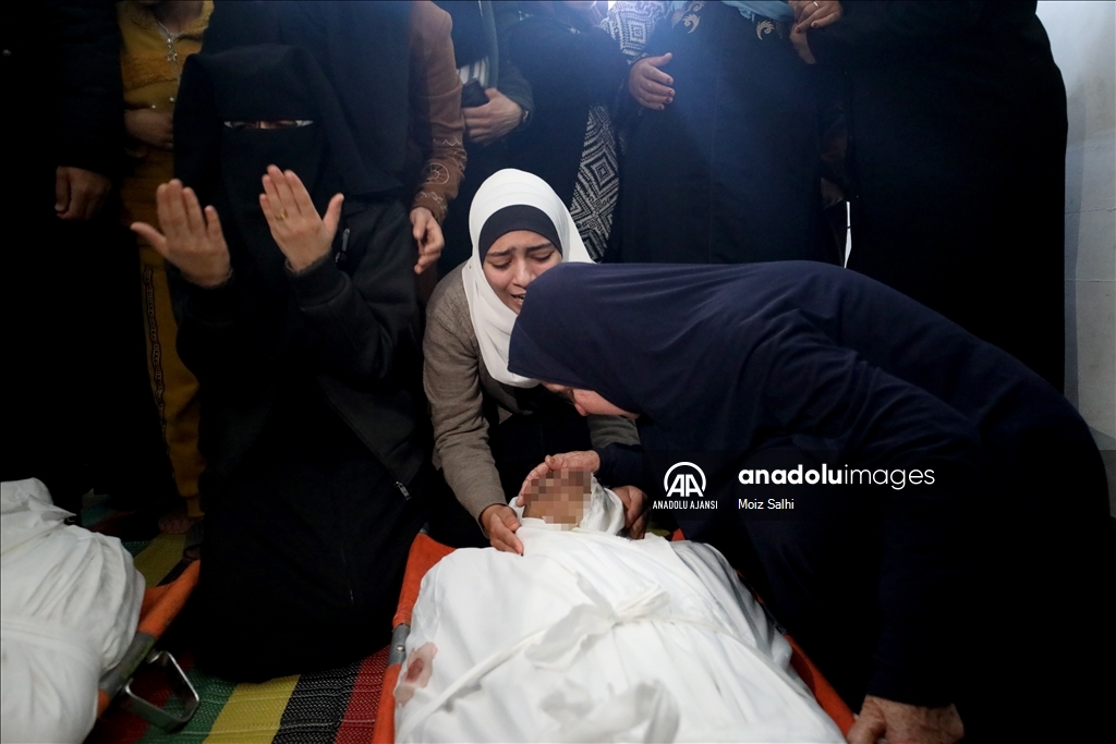 İsrail'in saldırısında hayatını kaybeden 3 Filistinli kardeşin cenaze töreni