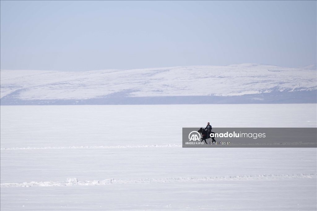 Yüzeyi kar ve buzla kaplı Çıldır Gölü, ziyaretçilerini ağırlıyor