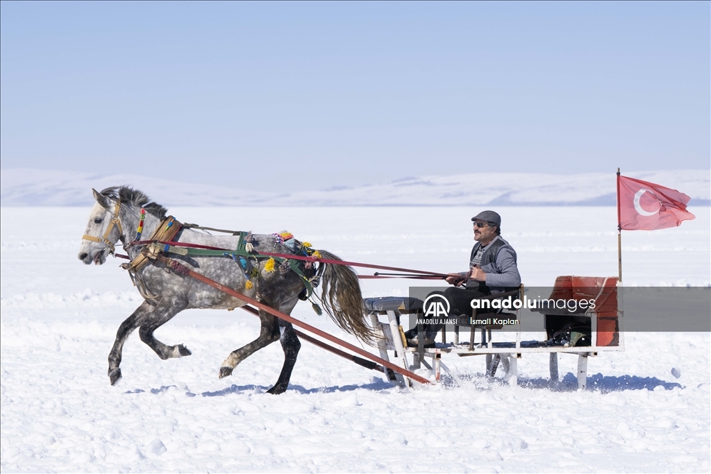 Yüzeyi kar ve buzla kaplı Çıldır Gölü, ziyaretçilerini ağırlıyor