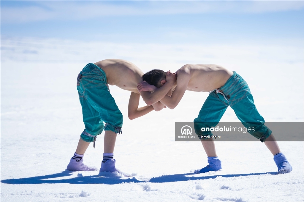 Ardahan'da güreş takımı, buz tutan Çıldır Gölü'nde antrenman yaparak güç depoluyor