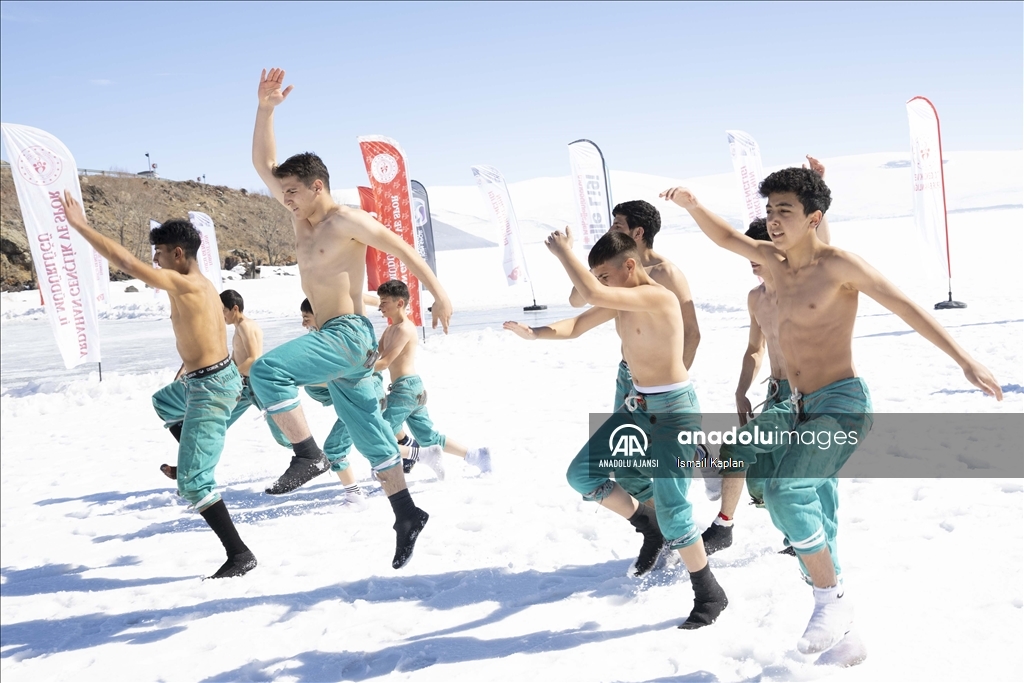 Ardahan'da güreş takımı, buz tutan Çıldır Gölü'nde antrenman yaparak güç depoluyor