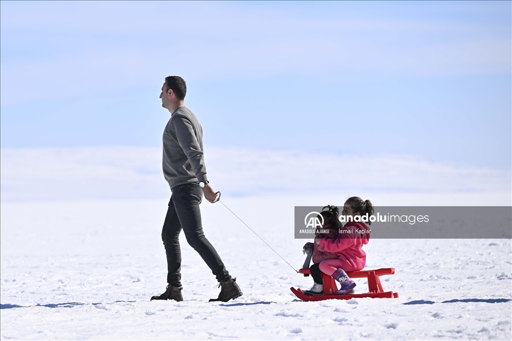 Yüzeyi kar ve buzla kaplı Çıldır Gölü, ziyaretçilerini ağırlıyor
