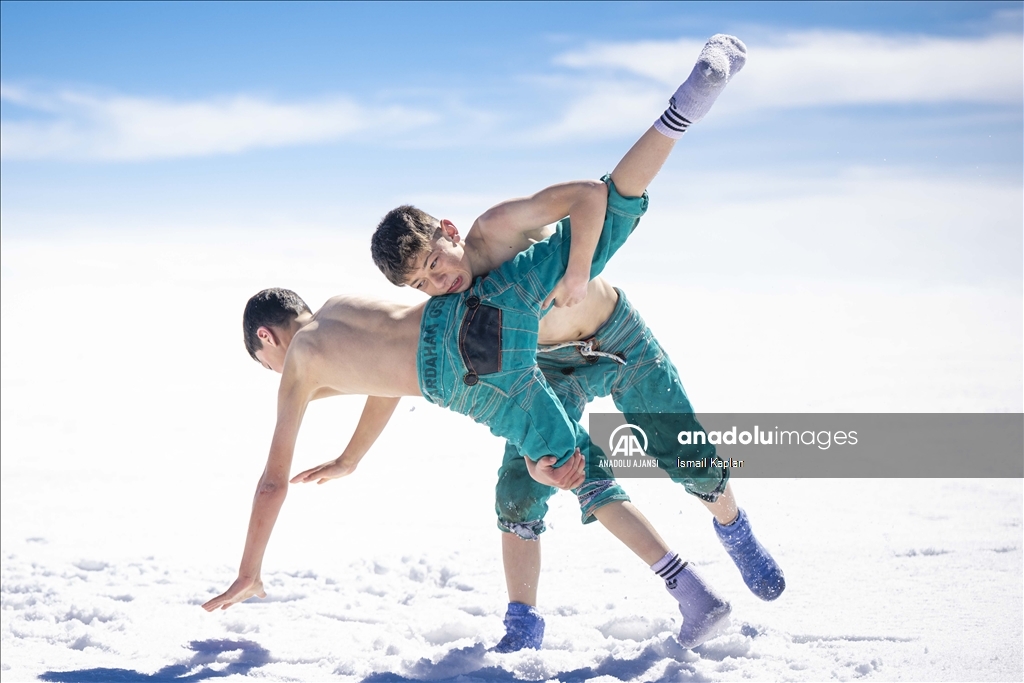 Ardahan'da güreş takımı, buz tutan Çıldır Gölü'nde antrenman yaparak güç depoluyor