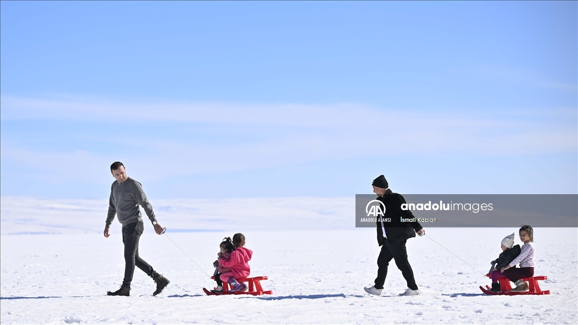 Yüzeyi kar ve buzla kaplı Çıldır Gölü, ziyaretçilerini ağırlıyor