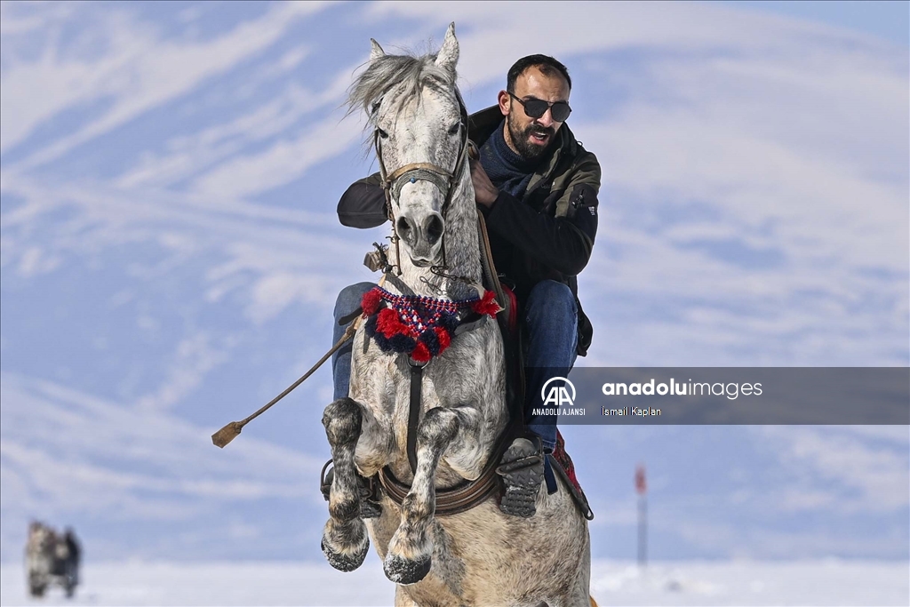Yüzeyi kar ve buzla kaplı Çıldır Gölü, ziyaretçilerini ağırlıyor