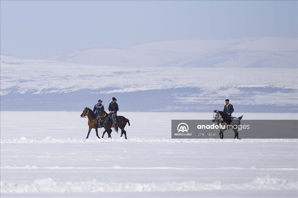 Yüzeyi kar ve buzla kaplı Çıldır Gölü, ziyaretçilerini ağırlıyor
