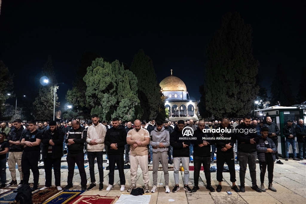 Binlerce Filistinli, Mescid-i Aksa’da teravih namazı kıldı