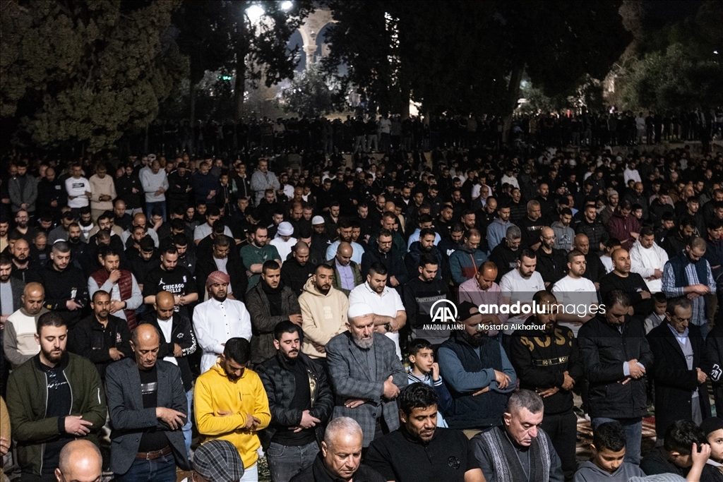 Binlerce Filistinli, Mescid-i Aksa’da teravih namazı kıldı