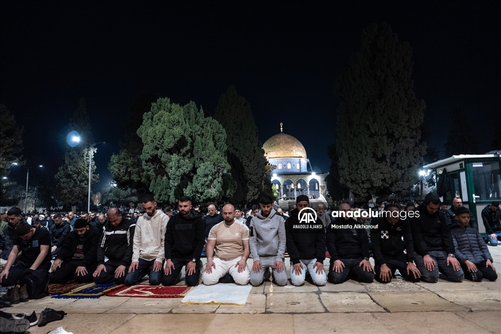 Binlerce Filistinli, Mescid-i Aksa’da teravih namazı kıldı