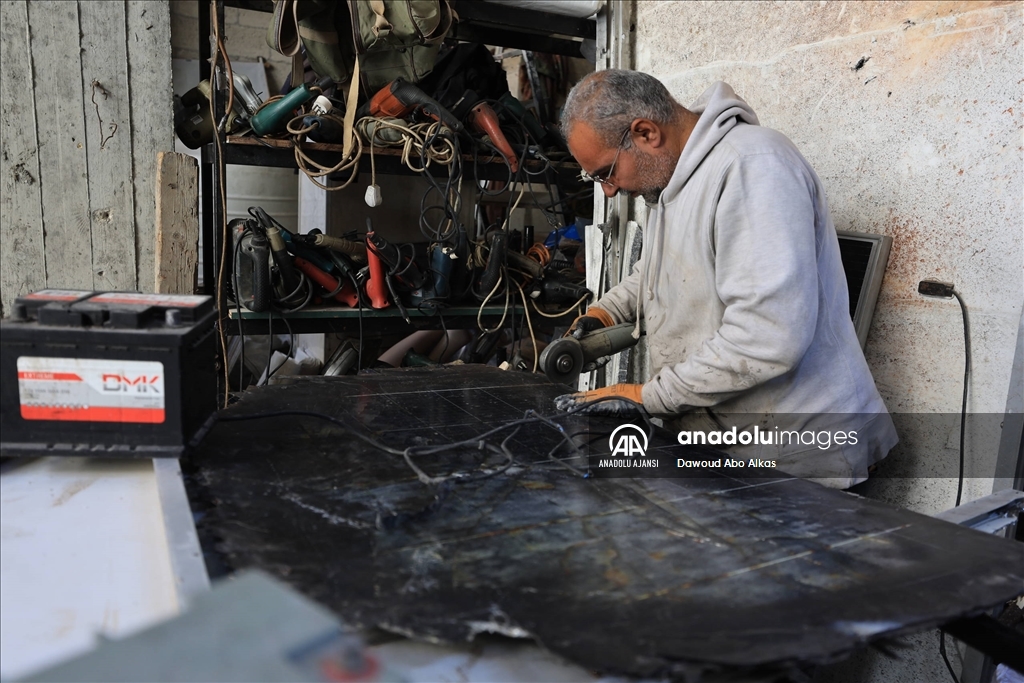 Gazze'de Filistinli Ramazan Tafeş, güneş panellerini tamir ediyor