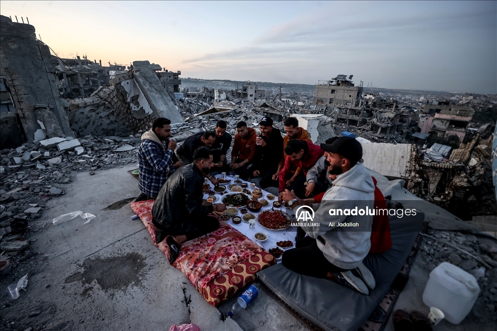 Beyt Lahya'daki Salim Abu Muslim Camii'nin enkazı üzerinde iftar
