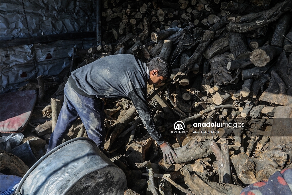 Gas shortages force Palestinians in Khan Yunis to rely on firewood