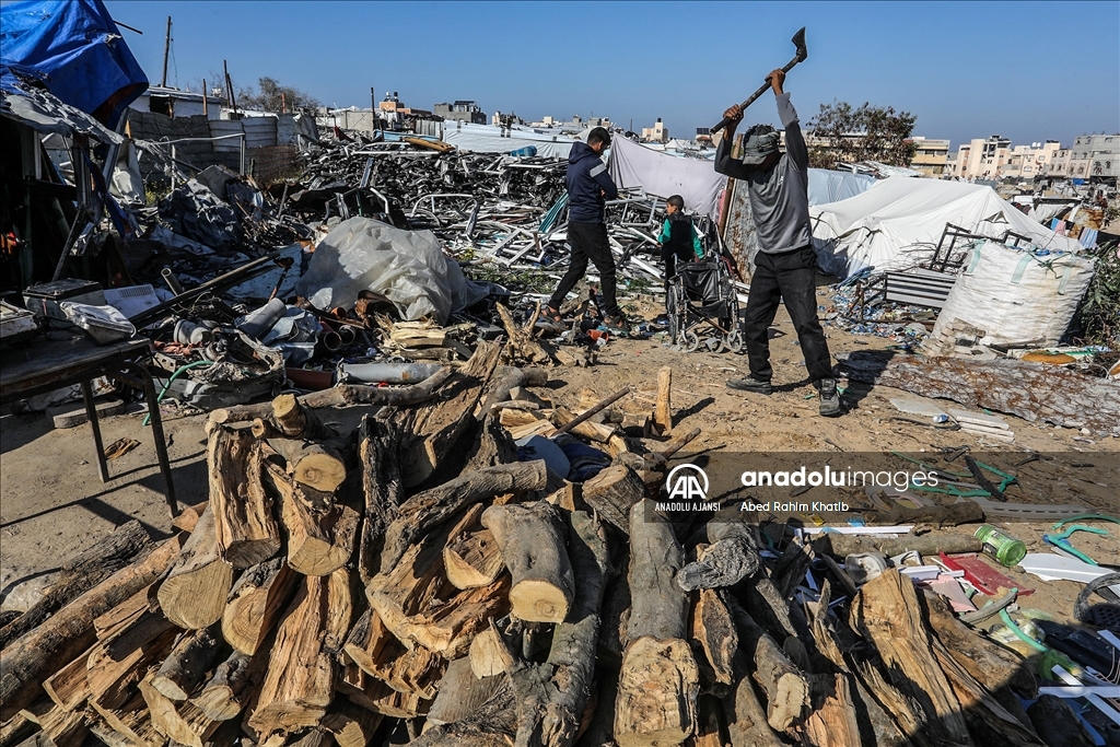 Gazze’de gaz yerine odun satışı başladı