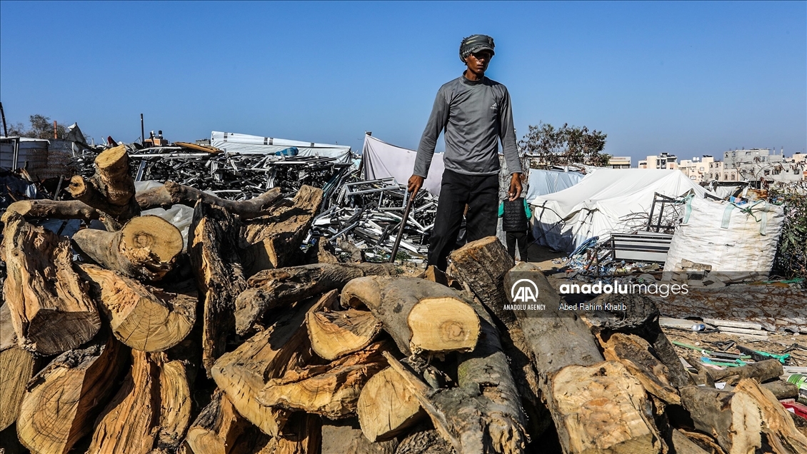 Gas shortages force Palestinians in Khan Yunis to rely on firewood