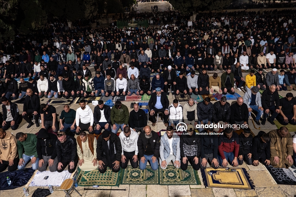 Binlerce Filistinli, Mescid-i Aksa’da teravih namazı kıldı