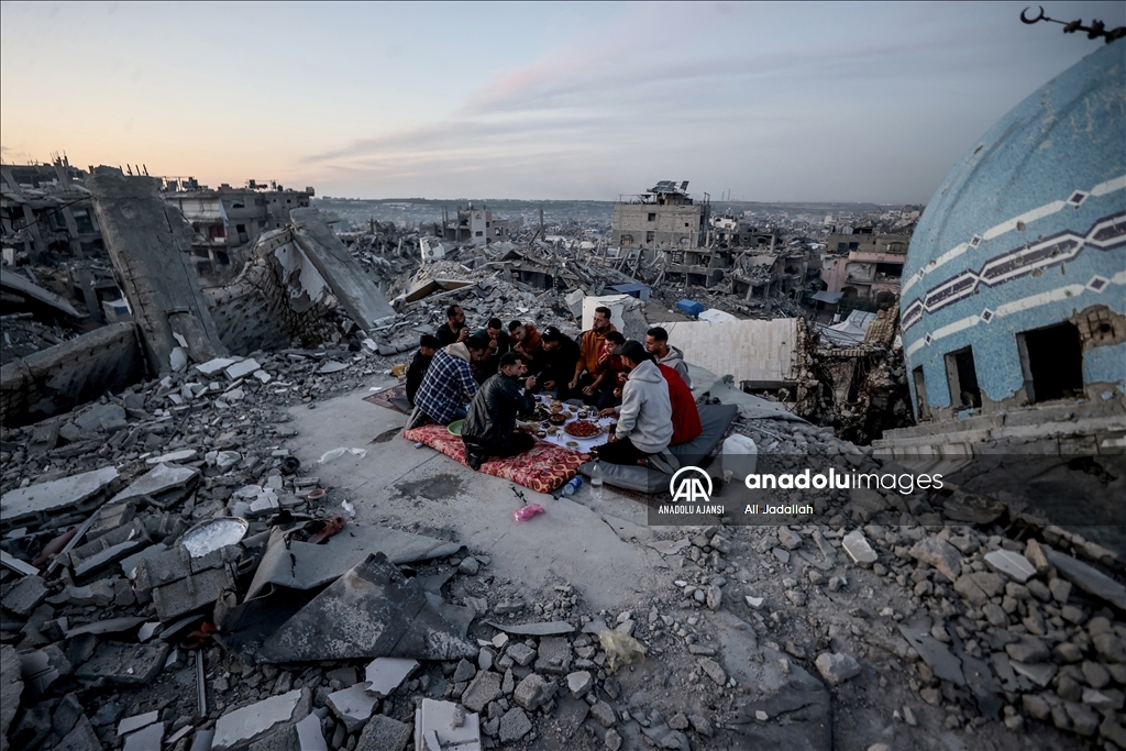 Beyt Lahya'daki Salim Abu Muslim Camii'nin enkazı üzerinde iftar