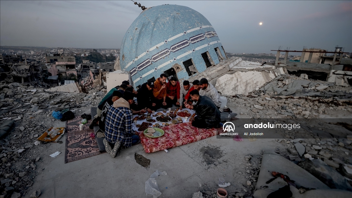 Beyt Lahya'daki Salim Abu Muslim Camii'nin enkazı üzerinde iftar