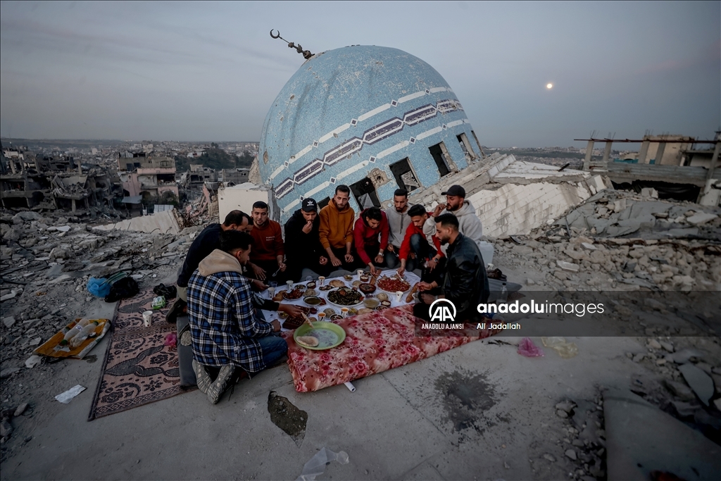 Beyt Lahya'daki Salim Abu Muslim Camii'nin enkazı üzerinde iftar