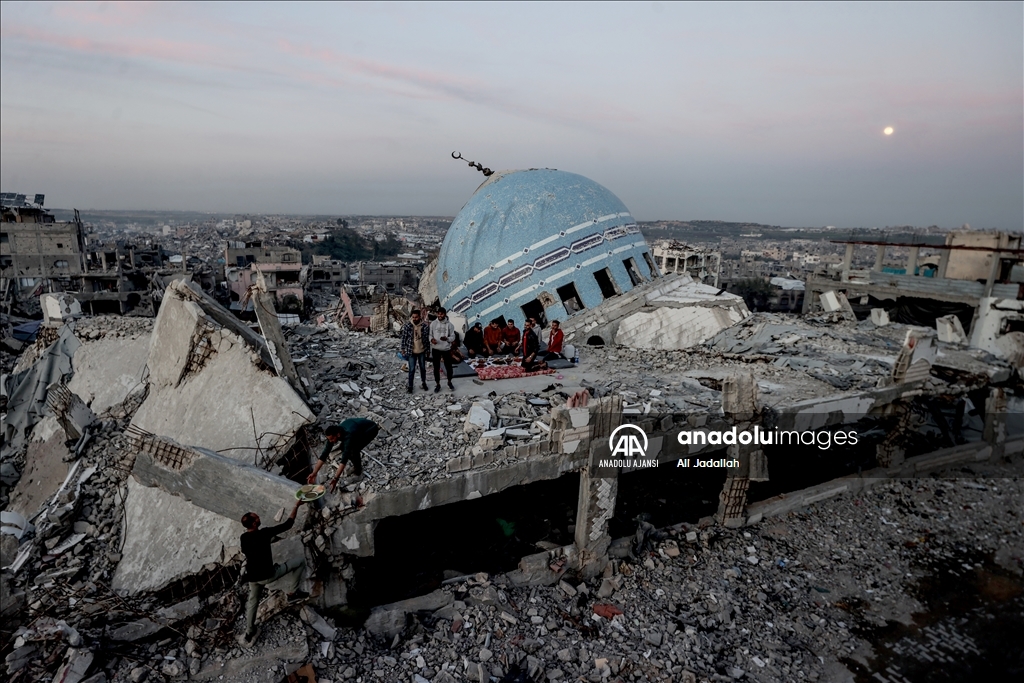 Beyt Lahya'daki Salim Abu Muslim Camii'nin enkazı üzerinde iftar