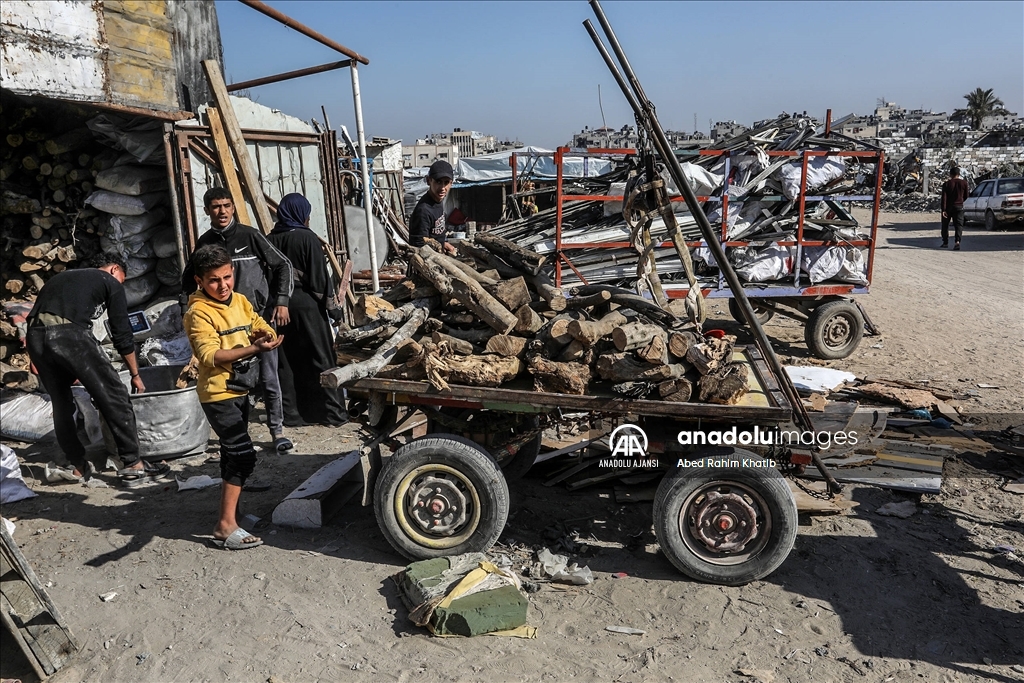 Gazze’de gaz yerine odun satışı başladı