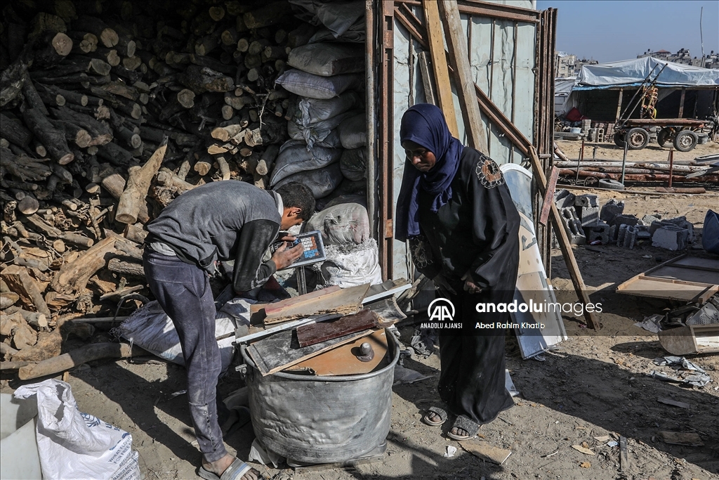 Gazze’de gaz yerine odun satışı başladı