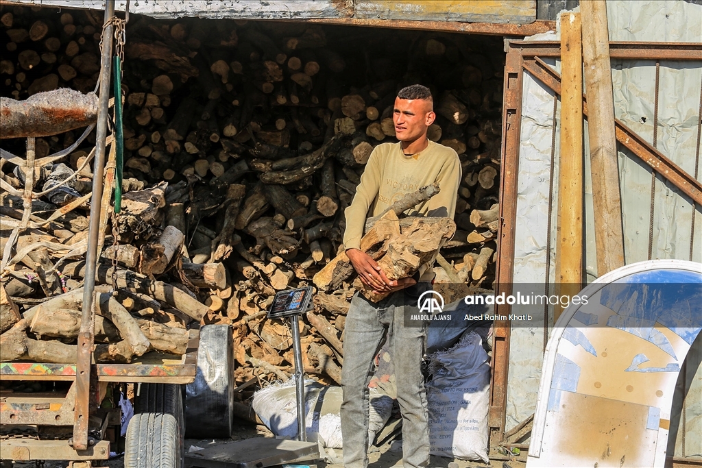 Gazze’de gaz yerine odun satışı başladı