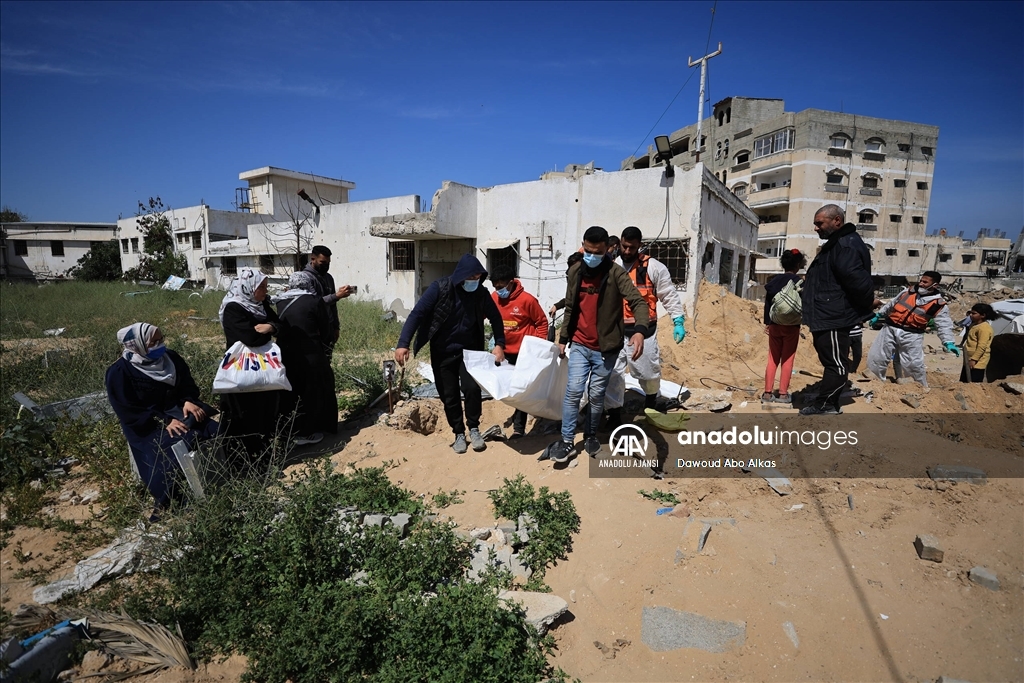 İsrail'in Gazze’ye düzenlediği saldırılarda öldürdüğü onlarca Filistinlinin naaşına ulaşıldı