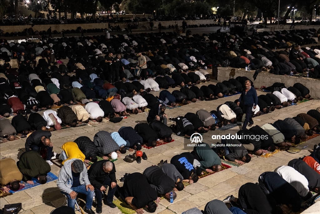 Binlerce Filistinli, Mescid-i Aksa’da teravih namazı kıldı