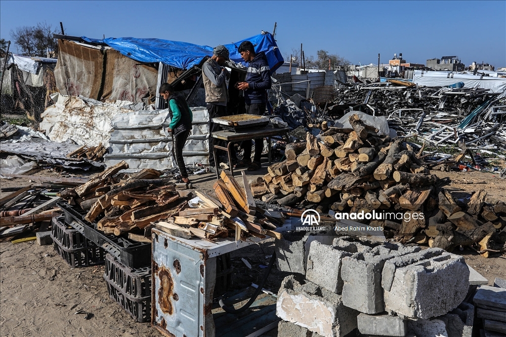 Gazze’de gaz yerine odun satışı başladı