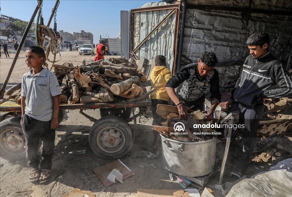 Gazze’de gaz yerine odun satışı başladı