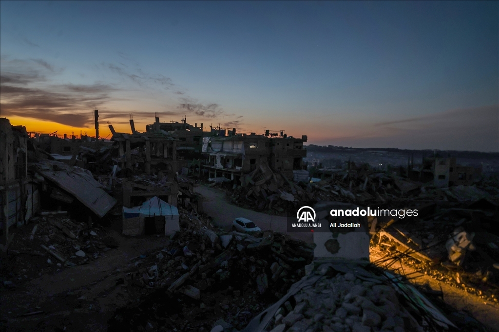 Beyt Lahya'daki Salim Abu Muslim Camii'nin enkazı üzerinde iftar