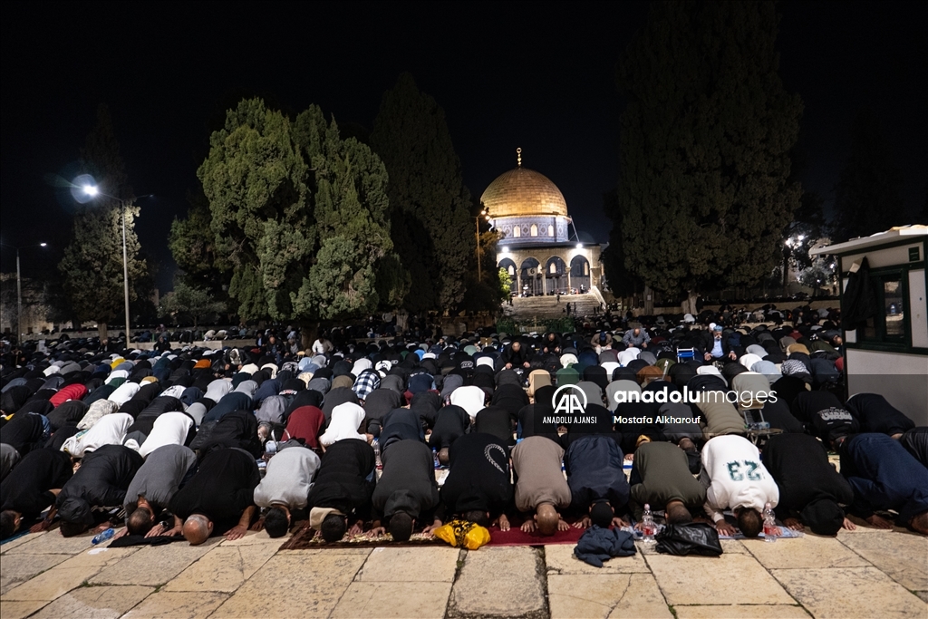 Binlerce Filistinli, Mescid-i Aksa’da teravih namazı kıldı