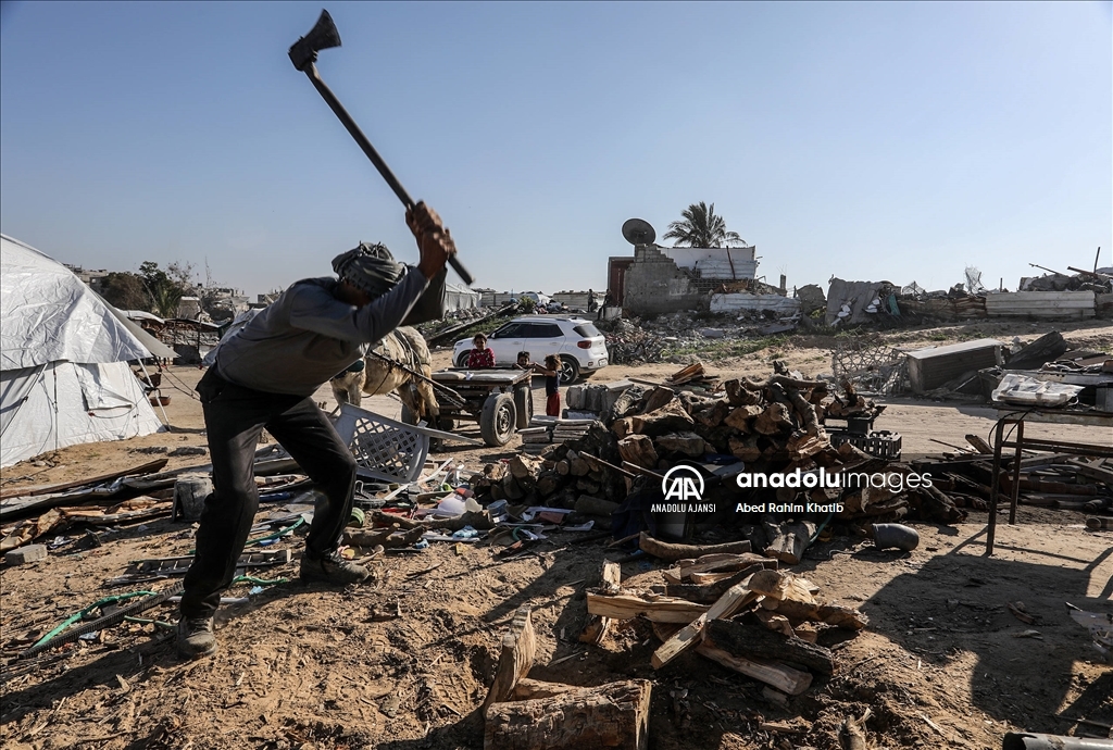 Gazze’de gaz yerine odun satışı başladı
