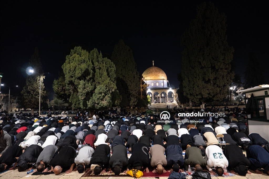Binlerce Filistinli, Mescid-i Aksa’da teravih namazı kıldı