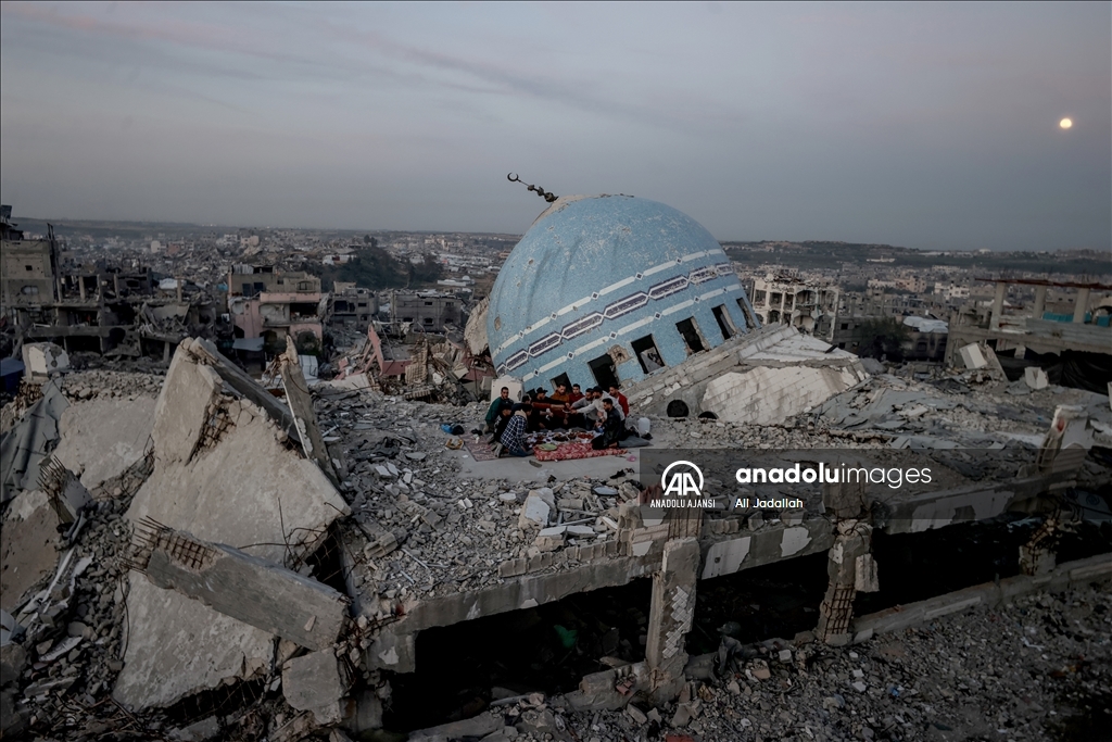 Beyt Lahya'daki Salim Abu Muslim Camii'nin enkazı üzerinde iftar