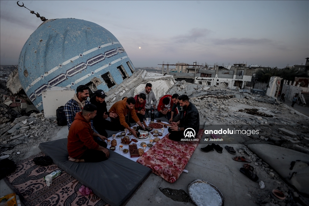 Beyt Lahya'daki Salim Abu Muslim Camii'nin enkazı üzerinde iftar