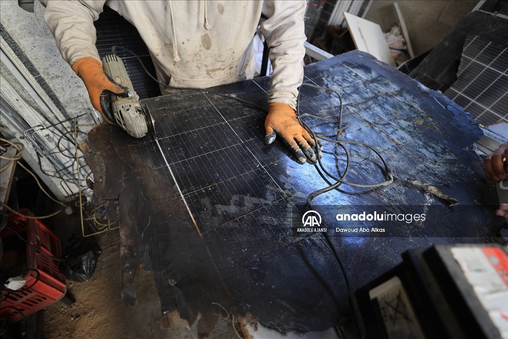 Gazze'de Filistinli Ramazan Tafeş, güneş panellerini tamir ediyor