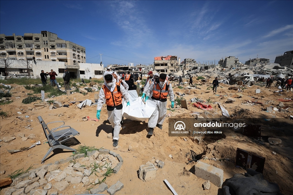 İsrail'in Gazze’ye düzenlediği saldırılarda öldürdüğü onlarca Filistinlinin naaşına ulaşıldı