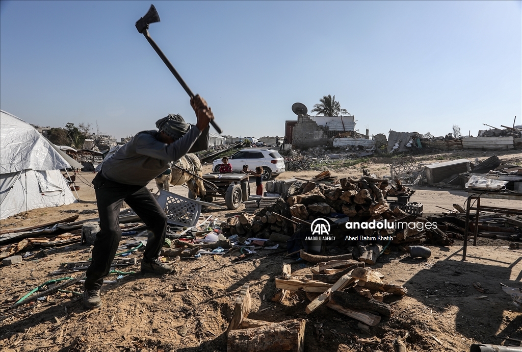 Gas shortages force Palestinians in Khan Yunis to rely on firewood