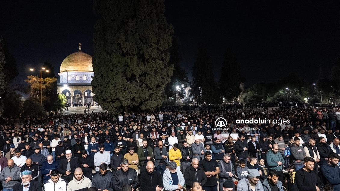 Binlerce Filistinli, Mescid-i Aksa’da teravih namazı kıldı