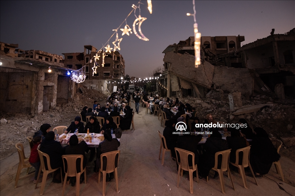 Suriye'de enkaz arasında toplu iftar