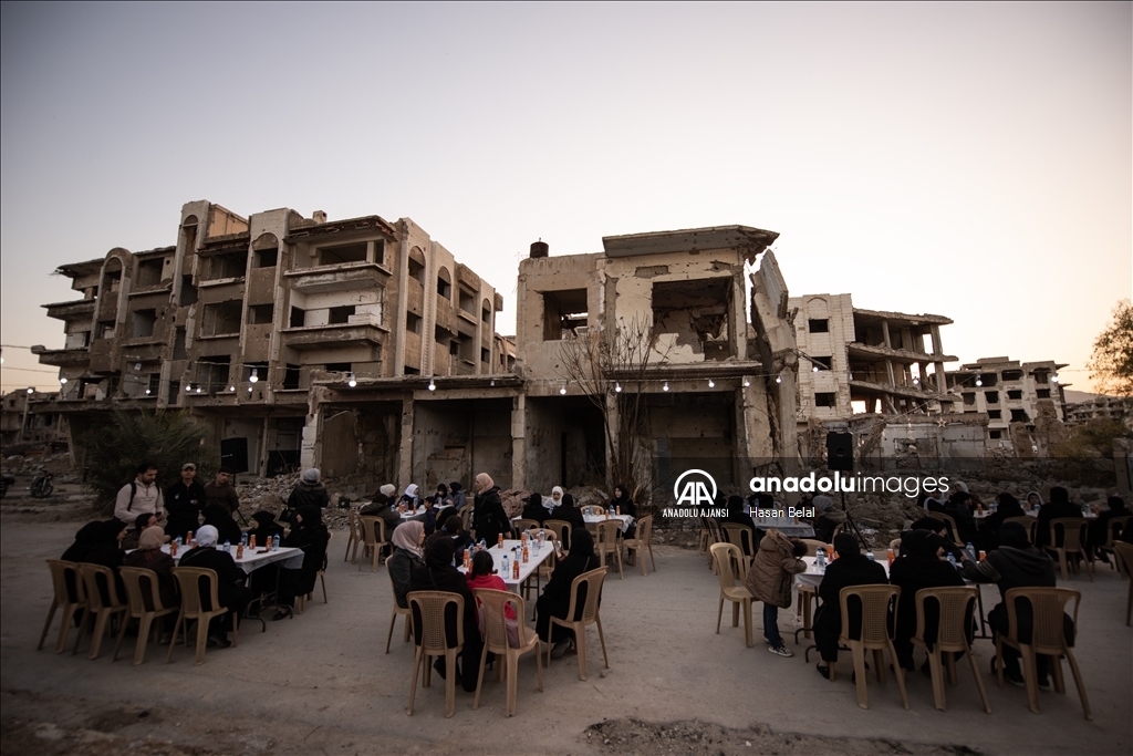 Suriye'de enkaz arasında toplu iftar