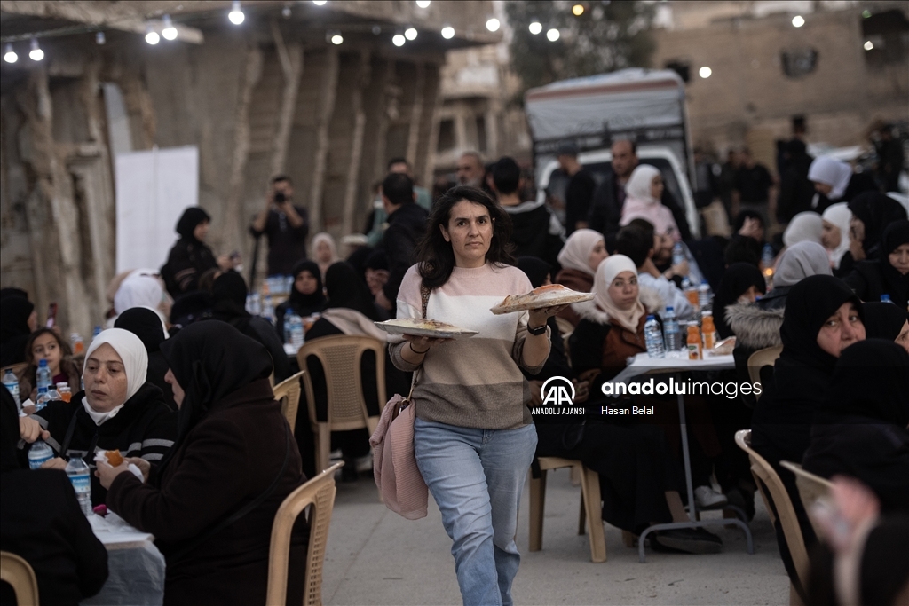 Suriye'de enkaz arasında toplu iftar