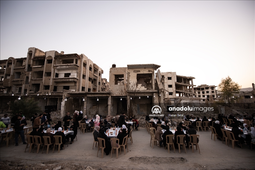 Suriye'de enkaz arasında toplu iftar