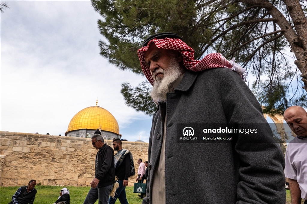 İsrail'in kısıtlamalarına rağmen binlerce Filistinli ramazan ayının ikinci cuma namazını Mescid-i Aksa'da eda etti