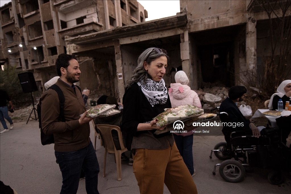 Suriye'de enkaz arasında toplu iftar