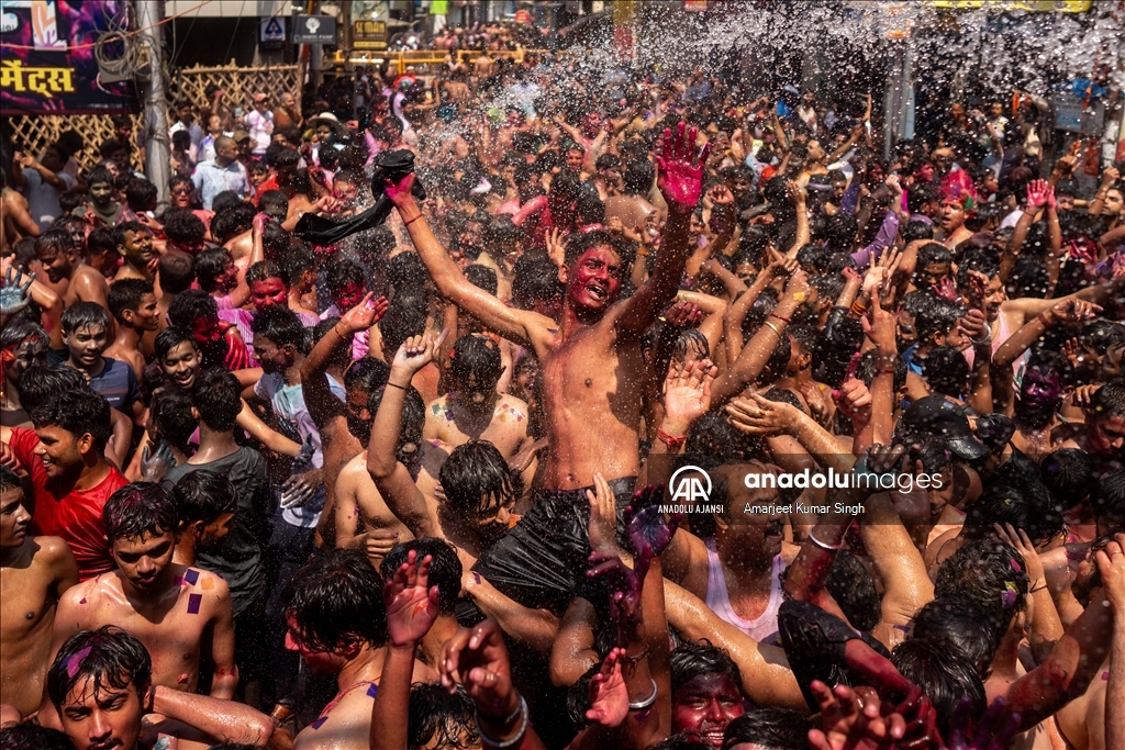 Hindistan’da 'renklerin festivali' kutlandı