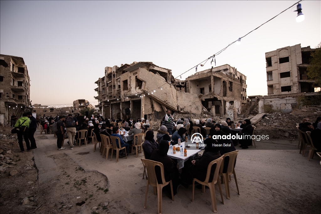 Suriye'de enkaz arasında toplu iftar