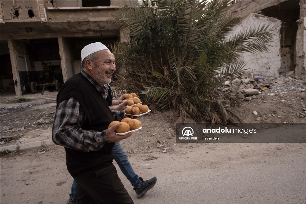 Suriye'de enkaz arasında toplu iftar